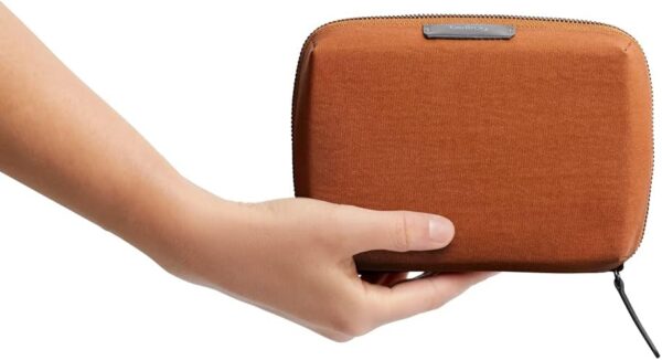 51arLMFNxeL._AC_SL1200_.jpg Bellroy Tech Kit Compact (Tech Accessories Organizer, Zipper Pouch) - Bronze